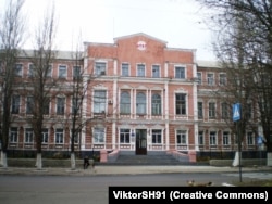 Будівля колишньої земської управи в Бахмуті, над якою в листопаді 1917 року, вперше на Донбасі, підняли український прапор