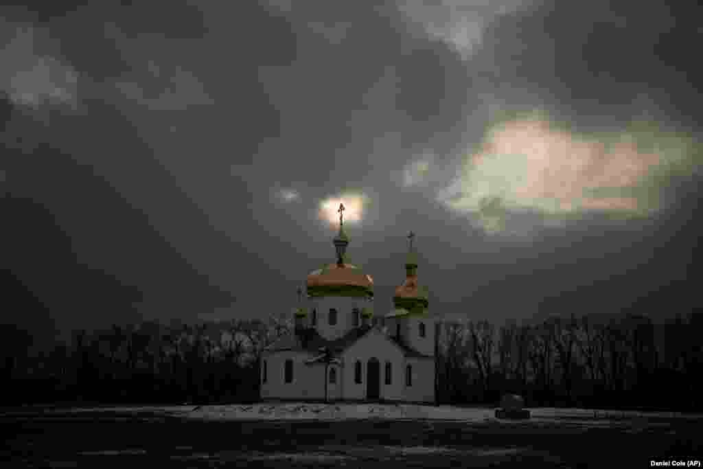 Незалежно від того, чи буде нове вторгнення з півночі, Олена із села Нові Яриловичі боїться, що вона ніколи більше не побачить свою матір, брата та двох сестер, які живуть лише за 3 кілометри, у Білорусі. &laquo;Я не можу повірити, що вони так близько, і я не можу їх бачити&raquo;,&nbsp;&ndash; сказала агенції AP 63-річна білоруска, яка живе в Україні.