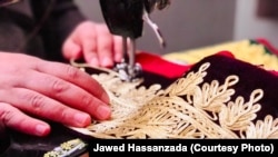 طالبان به خیاط های زنانه دوز اجازه نمی دهند لباس های زنانه بدوزند و این مسئله منجر به کم رنگ شدن کار و بار خیاط ها گردیده است.