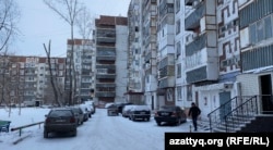 Residents of Soviet-era apartment blocks on Satpaev Street in Ekibastuz say their homes have been disconnected from the city's central heating system for months.