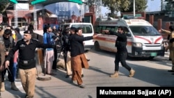 تصویر آرشیف: نیروهای پاکستانی و امبولانس ها در نزدیک یک منطقه که در آن انفجار رخ داده است. 