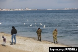 Море под охраной. Морской пляж в Феодосии, февраль 2023 года