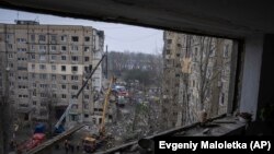 «О 09:46 з-під завалів зруйнованого житлового будинку на 4-му поверсі дістали тіло загиблої дитини»