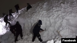 Тоодо жоголгон жаранды 20дан ашык милиция кызматкери жана 50дөй жергиликтүү тургундан куралган топ издеген.