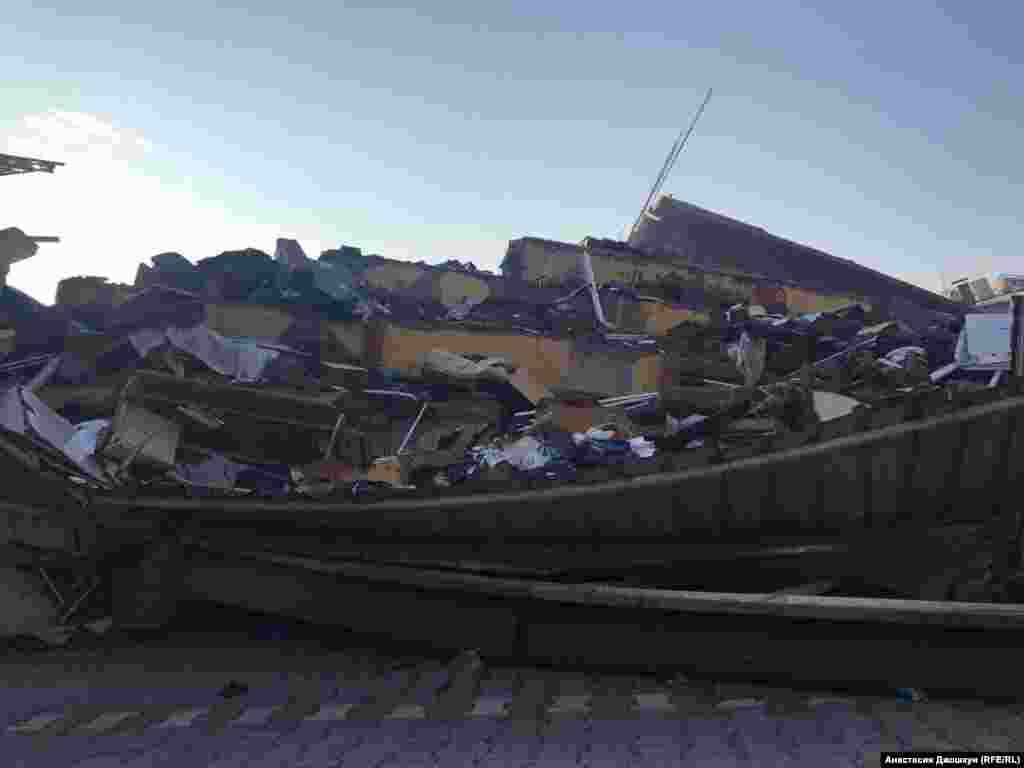 Çoq qatlı bina kart evi kibi bükülgen. Qıdıruv ve qurtaruv hızmetleri şimdlik mında yoq