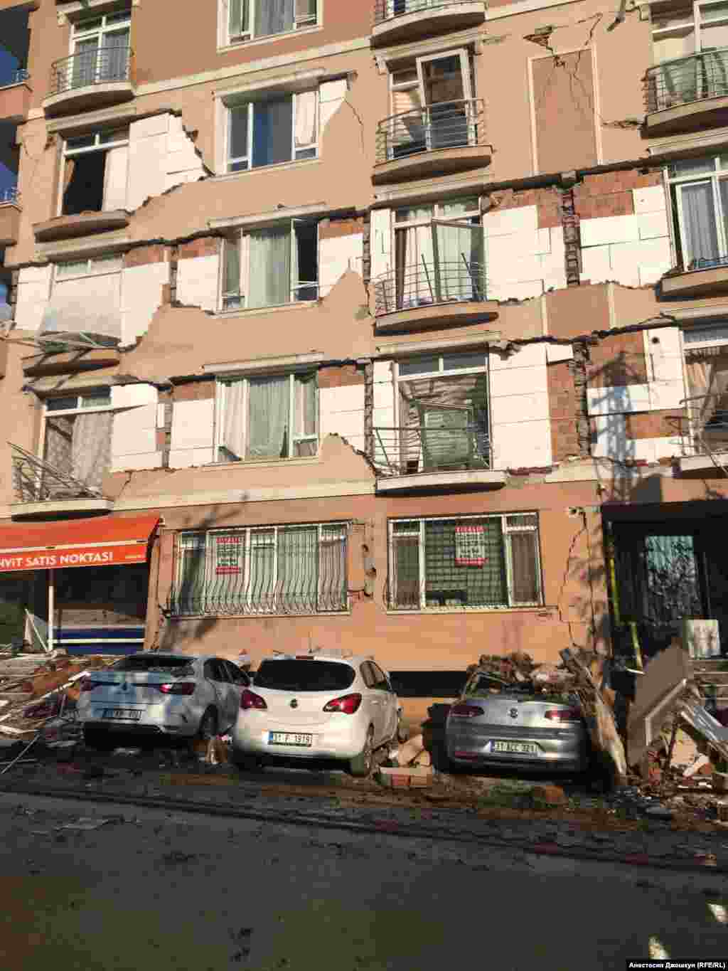 Qısmen zarar körgen çoq qatlı binalar bar. Binalarnıñ eşilme telükesi olğanı içün sakinlerniñ dairelerine qaytmamaları tevsiye etile&nbsp;