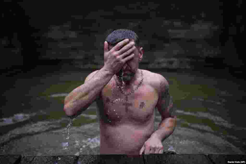 Тоді як ось цей чоловік у Києві, вирішив на самоті &laquo;енергетично очиститися у Дніпрі на Водохреща. Україна. 19 січня 2023 року