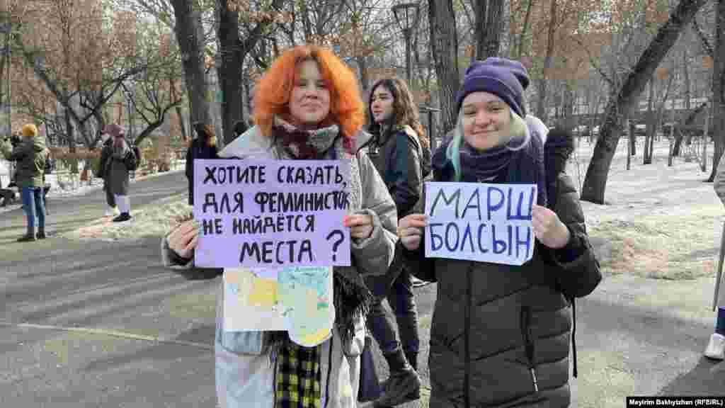 Участницы акции с&nbsp;плакатами &laquo;Марш болсын&raquo; (&laquo;Маршу быть&raquo;) и&nbsp;&laquo;Хотите сказать, для феминисток не&nbsp;найдется места?&raquo;. Ранее фемактивистки не&nbsp;смогли получить разрешение на&nbsp;проведение акции 8&nbsp;марта. В ответе им&nbsp;акимат заявил, что все четыре локации отведены под мероприятия &laquo;Лиги волонтёров&raquo;. Во&nbsp;время воскресного митинга активистки раскритиковали решение властей &nbsp;