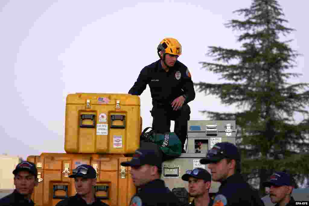 Сотрудники пожарной службы в Лос-Анджелесе готовятся к отбытию в Турцию, 6 февраля. В пострадавшую от удара стихии страну направлены около 100 пожарных и инженеров-строителей из Лос-Анджелеса, а также шесть обученных собак