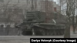 Російська військова техніка біля будинку Дарії Воловик на Сумщині, 2022 рік