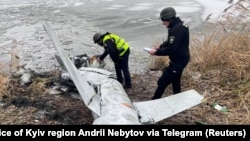 Украин полициясы армия атып түшүргөн орус ракетасын изилдеп жатат, 26-январь,  2023