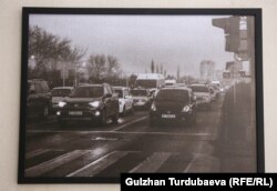 Шайлоо Жекшенбаев сүрөттөрдү фото-пленкага тарктан. Мындан улам шаарда каптаган ыш сүрөттөрдө даана көрүнөт.