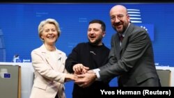 Gрезидент України Володимир Зеленський (посередині), голова Єврокомісії Урсула фон дер Ляєн та президент Європейської ради Шарль Мішель на пресконференції під час саміту Євросоюзу. Брюссель, 9 лютого 2023 року