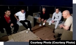 Основатель "ЧВК Вагнера" Евгений Пригожин (крайний справа) разговаривает с ранеными "вагнеровцами". Геленджик, осень 2022 года