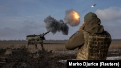 Ілюстраційне фото. Українські військові із 43-ї окремої артилерійської бригади імені гетьмана Тараса Трясила ведуть вогонь із німецькій САУ Panzerhaubitze по позиціях армії РФ поблизу Бахмуту на Донеччині, 5 лютого 2023 року