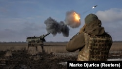 Украин аскери немистердин "Панзерхаубитце" артиллериялык куралы менен. Бахмут, Донецк, 5-февраль, 2023-жыл