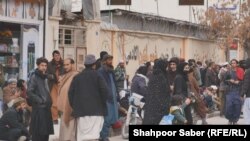 بیشتر از یک سال میشود که در هرات به میزان مشکلات اقتصادی و بشری افزوده شده و مردم مانند شوهر زهره در تلاش بیرون شدن از کشور هستند.