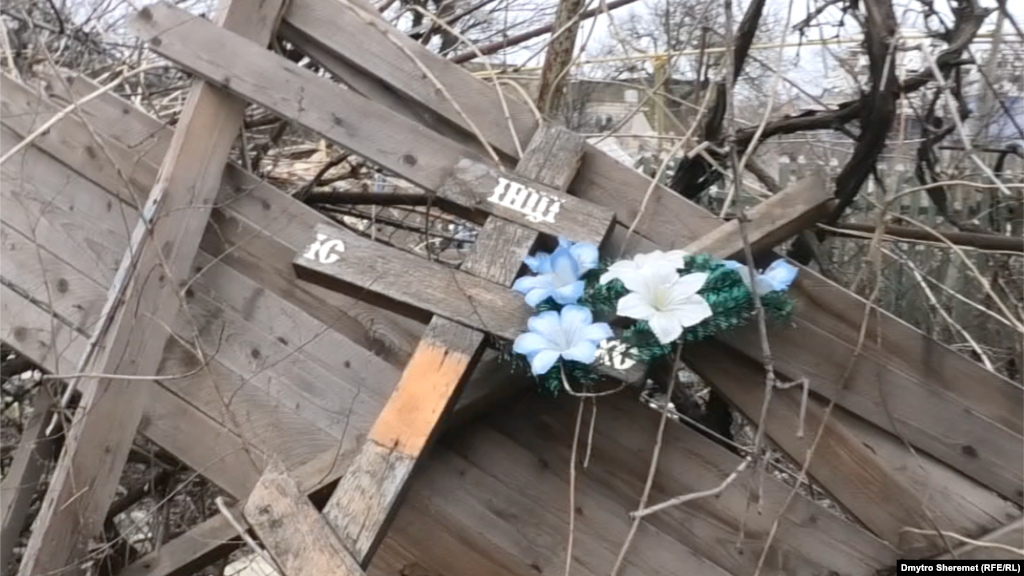 Могилу для вбитих окупантами селян довелося копати у дворі поруч з будинком, кажуть жителі Правдиного