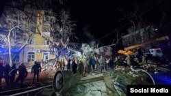 Ракетний удар зруйнував з четвертого по перший поверхи чотириповерхового будинку в межах одного під’їзду