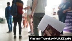 Иллюстрациялык сүрөт. Орусияда мобилизация жарыялангандан кийин өлкөсүнөн чыгып бараткан орус жарандары.