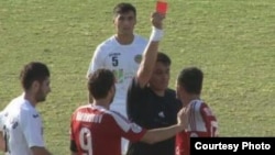 Судья показывает красную карточку Ахтаму Хамрокулову, игроку  команды «Регар-ТадАз». 5 октября 2013 года.