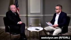 Исполняющий обязанности помощника госсекретаря США по делам Европы и Евразии Филип Рикер (слева) дает интервью корреспонденту Радио Азатутюн Саргису Арутюняну, Ереван, 10 июня 2021 г.