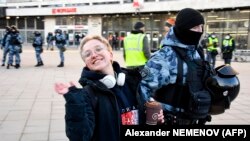 Москвада кармалган демонстрант. 27-февраль,  2022-жыл.