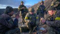 Украінскія вайскоўцы ядуць на баявых пазыцыях на ваенным аэрадроме ў Васількове (Кіеўская вобласьць). 26 лютага тут спынілі наступ расейскага войска