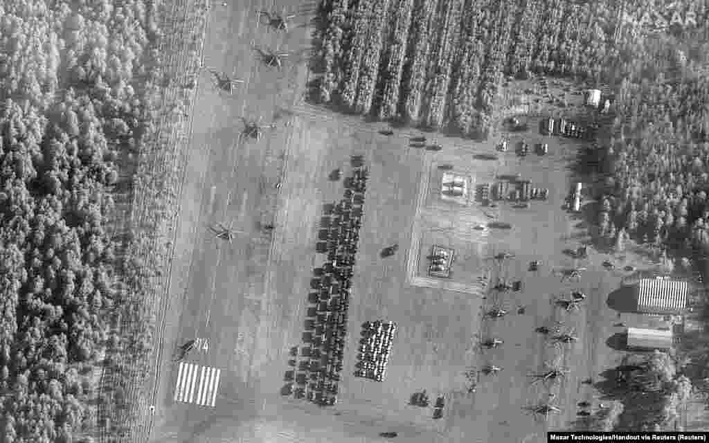 Гомель облусундагы Великий Боков айылына жакын базадагы тик учактар жана машинелер. &nbsp;