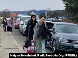 Люди йдуть пішки