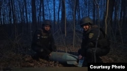 Рятувальники знищили дві російські авіабомби, 26 лютого 2022 року