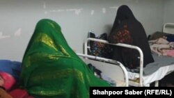تصویر آرشیف: دو تن از زنان بیمار در شفاخانه ولایت بادغیس 