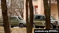 Расейская вайсковая тэхніка ля шпіталя ў Мазыры, люты 2022. Ілюстрацыйнае фота