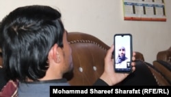 یکی از باشنده گان ولایت ارزگان با استفاده از انترنت با یکی از دوستان خود صحبت تصویری انجام می دهد