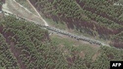 Колонна российской военной техники рядом с населенным пунктом Иванков к северу от Киева. Спутниковое фото Maxar Technologies. 28 февраля 2022 года