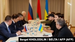 Украина жана Орусиянын делегацияларынын мүчөлөрү алгачкы сүйлөшүүлөрдө. 