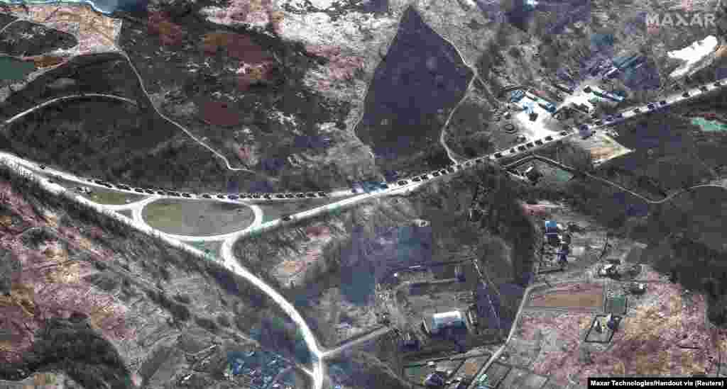 Iwankiwiň golaýyndaky Russiýanyň harby kerweniniň ýene bir bölegi. 28-nji fewral.