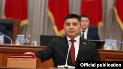 Эмил Жамгырчиев Жогорку Кеңештин депутаттыгына киришип жатып ант берүүдө.  2021-жыл.