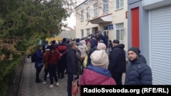Черги біля банкоматів та аптек в Генічеську на початку масштабного вторгнення, лютий 2022 року