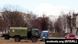 Мозырь шаардык ооруканасынын жанындагы Орусиянын санитардык аскердик машинелери. Көк кичи автобус - ритуалдык кызмат.  28-февраль, 2022-жыл