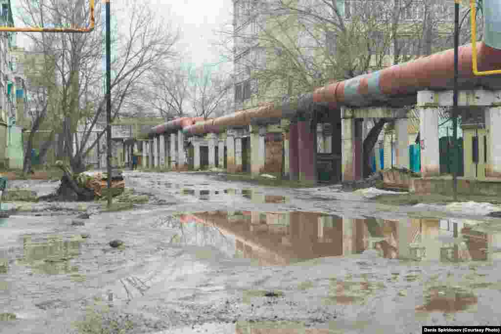 Ярославская улица расположена в центральной части города. Несмотря на то что в городе уже нет снега и большинство дорог уже высохло, есть места, где грязь не высыхает до поздней осени.