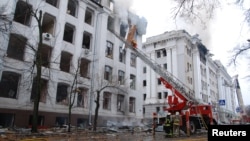 Харьковдогу артиллериялык аткылоого кабылган окуу жайдын имараты, 2-март 2022-жыл.