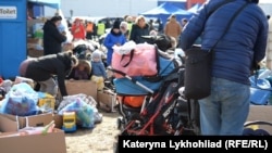 Іноземці привезли дитячі візочки для біженців, які прибувають з України з дітьми