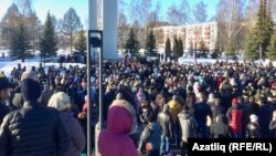 Җиңү мәйданындагы хушлашу митингында катнашучылар