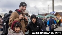 یک خانواده افغان که از اوکراین به پولند رفته است