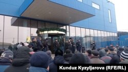 Жаңы Салык кодексине байланыштуу ири базарлардын соодагерлери нааразылык акциясына чыгышкан. 