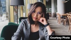 Чолпон Токтосунова, "Кей Эм Карго" аталышындагы германиялык компанияда логист болуп эмгектенет. 