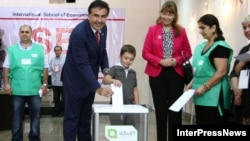 Міхаіл Саакашвілі галасуе на парлямэнцкіх выбарах