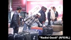 Акс аз бойгонӣ. Ҳангоми баргаштани донишҷӯён аз кишварҳои исломӣ.