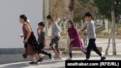 Köçäniň gyrasyndan geçip barýan çagalar (Illýustrasiýa suraty)